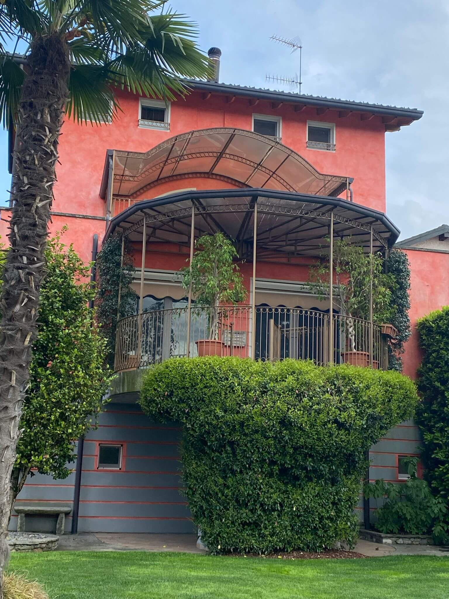 Esterno di Villa Pato prima della ristrutturazione